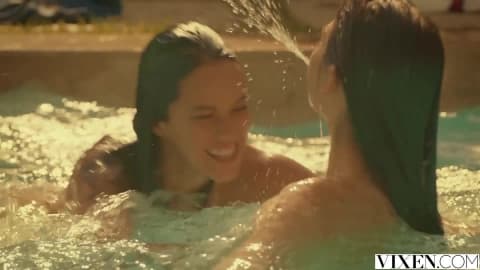 Riley Reid et Megan Foxx dans plan à trois