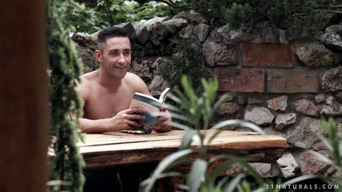 Il baise sa voisine et lui fait une creampie anal