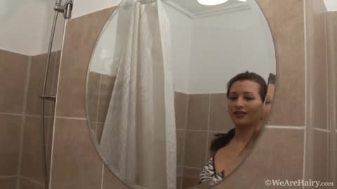 Chatte poilue Arabe Sexe sous la douche