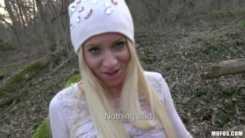 Des gros seins en rut qui baisent dehors