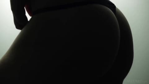 Elle nous invite dans son striptase sensuel Cam4