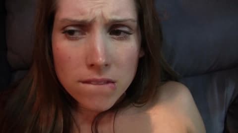 Jeune brune se fait pénétrer sa chatte poilue