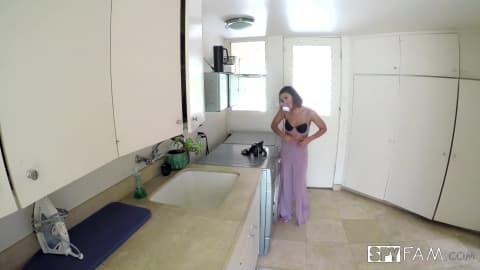 Video pornohot avec vibrateur sur le canapé