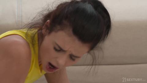 Grosse bite dans le cul de teen maigre