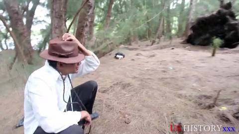 Deux brunes aux gros culs sucent en extérieur sur xnxx