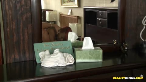 Tila Flame dans un pornodingue gratuit