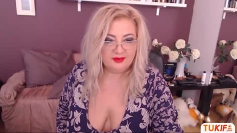 Mature Gros Seins face à sa caméra