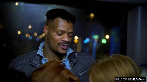 Ella Hughes et Jia Lissa en trio avec une BBC raide