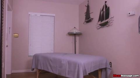 Femdom Facesitting pendant un massage chaud