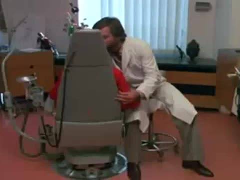 Brigitte Lahaie séduit son dentiste avec ses seins