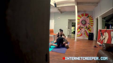 Il l’attache dans cette Video Pornodingue