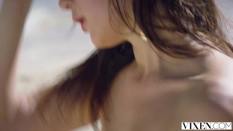 Baise à la plage sous le soleil des tropiques