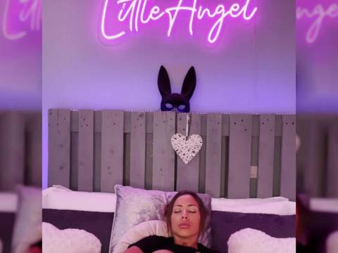 Femme qui se doigte en gros plan webcam