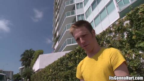 Mec blanc fait son premier porno gay hard