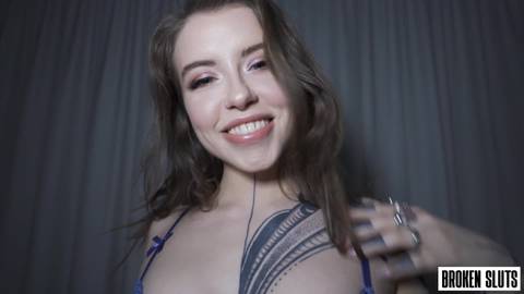 Eden Ivy se fait défoncer la gorge et la chatte avec creampie épais