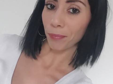 Star française du teens porn suce deux mecs