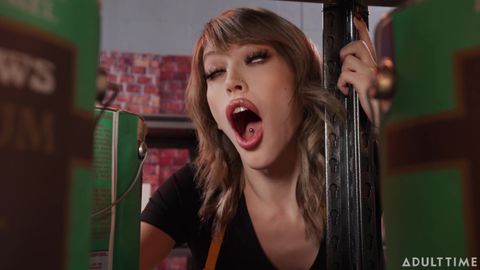 Izzy Wilde exhibe et baise avec son pénis trans Leana Lovings