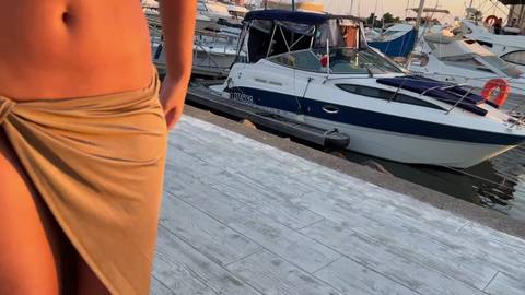 Une belle blonde le coqnu se promène nue