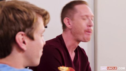 Beau-fils supplie pour sucer et se faire sucer à son beau-père