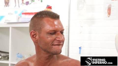 Deux gays s’allongent pour un fist anal profond