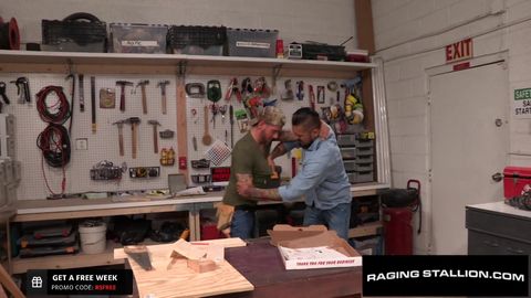 Deux mecs musclés dans une sodomie gay avec deepthroat et cunnilingus