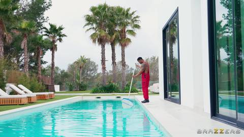 Cette mature ne s’ennuie jamais quand elle est à Voissa