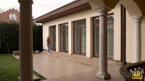 Elle Jess a envie de sucer et baiser une vieille queue raide