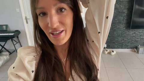 Française filmée recevant une creampie crémeux en levrette